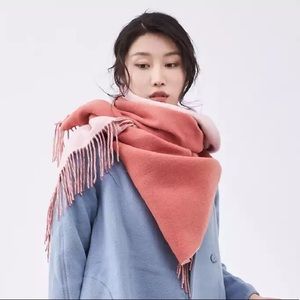 Double sided wool scarf in pink and light pink